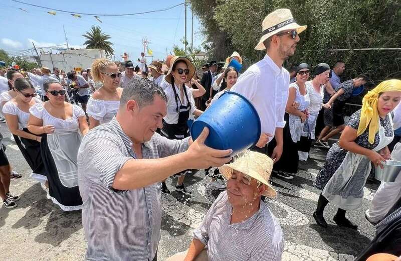 Momento de la Traída del Agua en la que el concejal de Festejos recibe el bautizo/TA.
